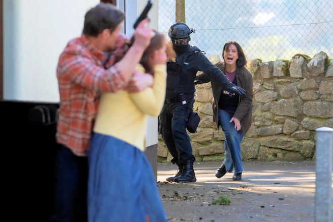 Irland-Krimi "Du geh&ouml;rst mir": Cathrin Blake (D&eacute;sir&eacute;e Nosbusch, re.) versucht Ronan Doyle (Barry John Kinsella) davon abzuhalten, seiner Frau Grace (Lucianne McEvoy) etwas anzutun.