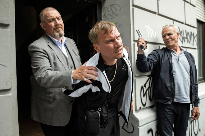 Köln-Tatort "Spur des Blutes": Mike (Robert Stadlober, Mitte) gelingt es nicht, sich dem Zugriff der Kommissare Max Ballauf (Klaus J. Behrendt, r) und Freddy Schenk (Dietmar Bär, l) zu entziehen.