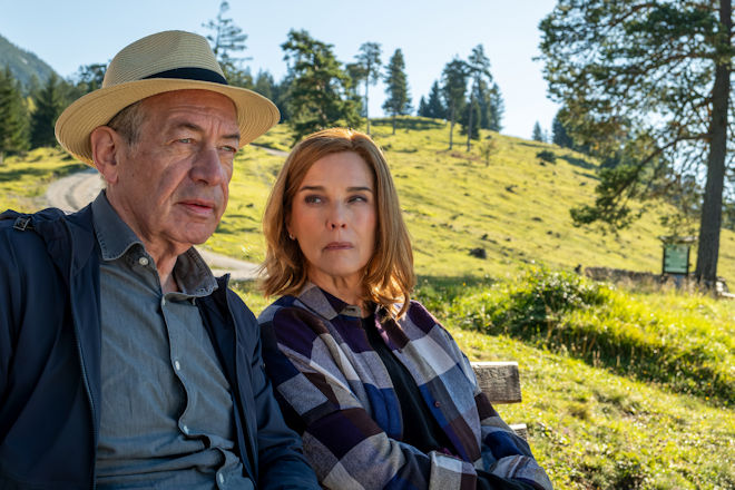 Thriller "In fremden H&auml;nden": Der verm&ouml;gende Witwer Wolfgang (Robert Hunger-B&uuml;hler) lernt im Urlaub in den Bergen die attraktive Karola (D&eacute;sir&eacute;e Nosbusch) kennen und verliebt sich in sie. Ist Karolas f&uuml;rsorgliche Zuneigung echt?