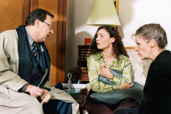 Polizeiruf 110 "Die falsche Sonja": Katrin (Kathrin Waligura, Mitte) hat erfahren, dass ihr Freund Jens tot ist und wird von Hauptkommissar Schm&uuml;cke (Jaecki Schwarz) und dessen Freundin Edith (Maritha B&ouml;hme, rechts) befragt.