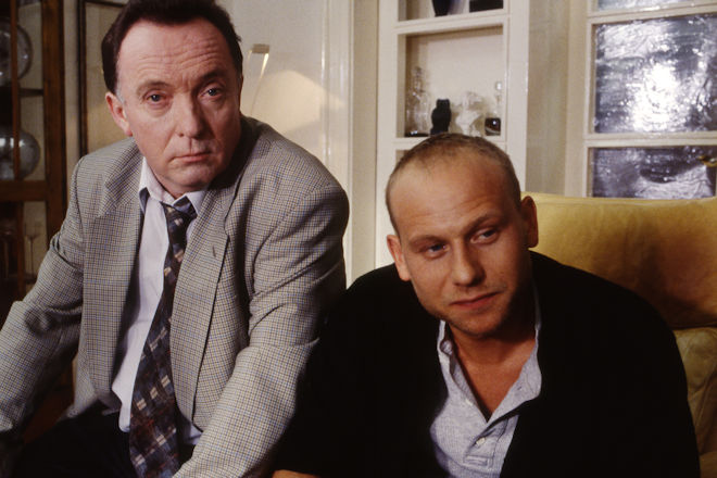 Hauptkommissar Ehrlicher (Peter Sodann, li.) und Kriminalassistent Kain (Bernd Michael Lade) ermitteln im Leipzig-Tatort "Ein ehrenwertes Haus".