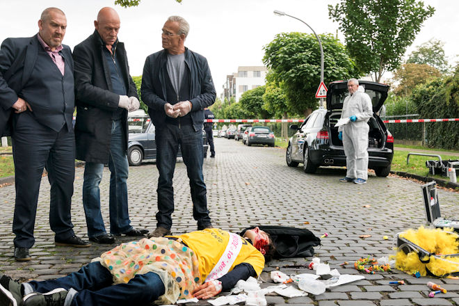 Ein Toter und eine Tasche voller Geld: Kommissare Freddy Schenk (Dietmar Bär, l) und Max Ballauf (Klaus J. Behrendt, 3.v.l) und Rechtsmediziner Dr. Joseph Roth (Joe Bausch, M) am Tatort.