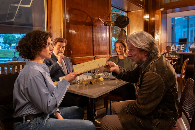 "Die Toten von Salzburg - Die letzte Reise": Irene Russmeyer (Fanny Krausz, l.), Alfons Seywald (Erwin Steinhauer, 2.v.l.), Lu Frey (Patricia Aulitzky, 2. v.r.) und Hubert Mur (Michael Fitz, r.) tauschen sich im Caf&eacute; &uuml;ber den Fall aus.