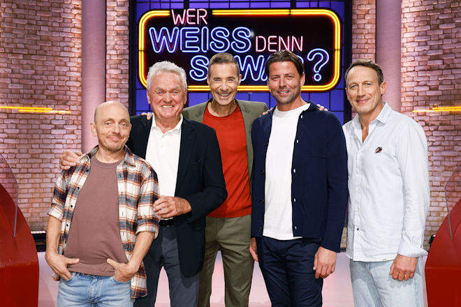 Moderator Kai Pflaume (M.) und seine Rateteam-Kapitäne Bernhard Hoëcker (l.) und Wotan Wilke Möhring (r.) begrüßen heute (16.10.2025) bei "Wer weiß denn sowas?" den ehemaligen Fußballtorhüter und Torwarttrainer Sepp Maier (2.v.l.) und den ehemaligen Fußballtorhüter und heutigen TV-Experten Roman Weidenfeller (2.v.r.).
