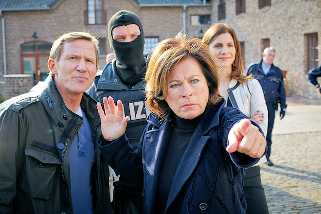 Wilsberg-Krimi "Kein Weg zurück": Kommissarin Anna Springer (Rita Russek, M.) kann nicht fassen, was sie am Einsatzort erwartet. Doch zu allererst muss sie ihre Detektiv-Schützlinge außer Gefahr bringen.