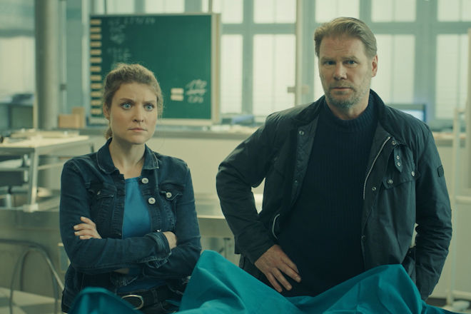 Karina Szabo (Lara Mandoki, l.) und Robert Winkler (Kai Scheve, r.) müssen die Identität der Leiche klären.