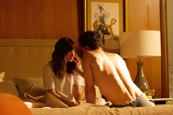 Christian Grey (Jamie Dornan) ist der erste Mann zu dem sich Anastasia Steele (Dakota Johnson) angezogen fühlt. Ihre Hoffnungen auf eine tiefere, ernsthafte Beziehung muss sie jedoch begraben, als sie von seinem dunklen Geheimnis erfährt. Wird sie sich dennoch auf ihn einlassen?