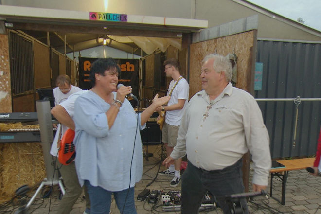 Heute (15.12.2025) bei "Bauer sucht Frau": Bei einer Party auf ihrem Gnadenhof singt Simone mit Frank ihr Ziegenalm-Lied.