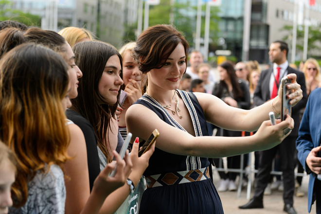 "Smaragdgrün"-Star Maria Ehrich gewährt Fans ein Selfie zur Deutschlandpremiere im Kölner Cinedom