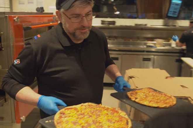 "Undercover Boss": Tim alias CEO Alexander Tauer undercover als Pizzabäcker.