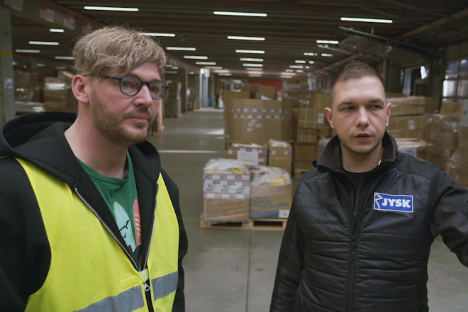 Tobias Linge (links) im veränderten Look zusammen mit Mitarbeiter Krystian beim Einsatz im Zentrallager in Zarrentin.