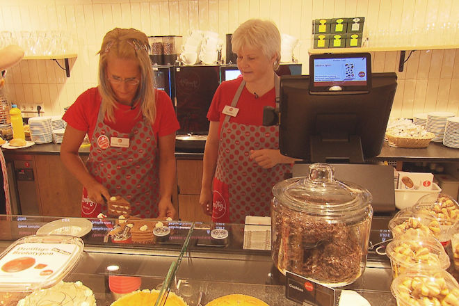 Antje Drei&szlig;ig alias Barbara Steinmann (l.) arbeitet unerkannt im eigenen Unternehmen und bet&auml;tigt sich u.a. unter Anleitung von Elke L&ouml;ffler (r.) als Verk&auml;uferin in einer Cottbusser "B&auml;ckerei Drei&szlig;ig"-Filiale hinter der Verkaufstheke.