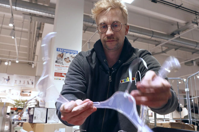 Geschäftsführer Jan Weischer Undercover in einer BabyOne-Filiale.