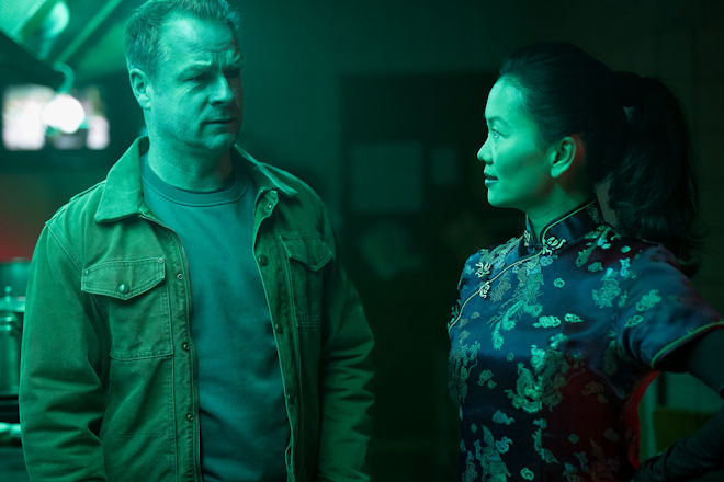 Hauke Jacobs (Hinnerk Schönemann) checkt das neue Restaurant "Mandarin" und Mitarbeiterin Mailin Lin (Yvonne Yung Hee Bormann).