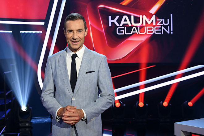 Kai Pflaume führt gewohnt charmant durch die Quizshow "Kaum zu glauben! XXL" und präsentiert eine bunte Mischung aus unglaublichen Geschichten, kuriosen Rekorden und verblüffenden Talenten.