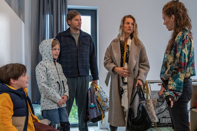 Kom&ouml;die "Die Beste zum Schluss": Eva (Marie Burchard, 2. v. re.) hat Mads (Sebastian Str&ouml;bel, Mitte) gerade erst kennengelernt und ist schon Teil seiner ungew&ouml;hnlichen Patchwork-WG mit Ren&eacute; (Franziska Wulf, re.) und ihren Kindern Oscar (Thias Dertinger) und Lola (Thurid Charlotte Funck).