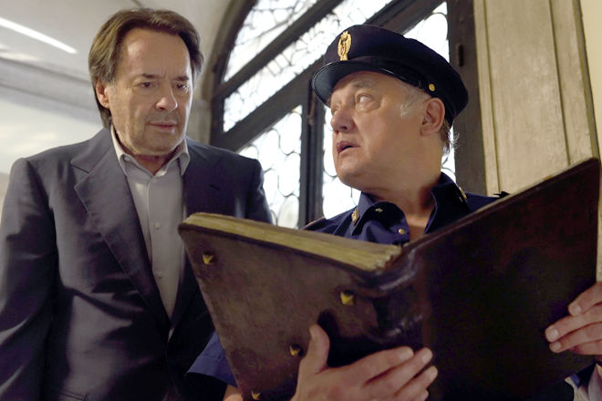 Sergente Vianello (Karl Fischer, re.) zeigt Commissario Brunetti (Uwe Kockisch, li.) in der Folge "Donna Leon - Tod zwischen den Zeilen" die fehlenden Buchseiten.