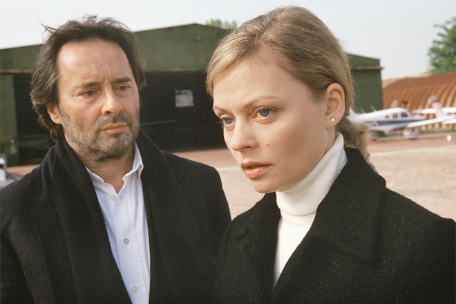 "Donna Leon - Venezianisches Finale": Commissario Brunetti (Uwe Kockisch) findet heraus, dass Elisabeth Wellauer (Susanna Simon) ihrem Gatten fragwürdige Medikamente verabreicht hat. Seinen Tod haben die Präparate aber nicht bewirkt.