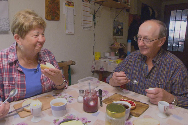 Hühnerwirt Walter (74) mit Katharina (70) beim Liebesfrühstück.