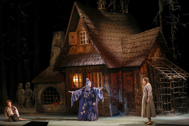 "Hänsel und Gretel" - Ein Weihnachtsmärchen aus der Volksoper Wien mit Annelie Sophie Müller (Hänsel), Ulrike Steinsky (Die Knusperhexe), Hedwig Ritter (Gretel).