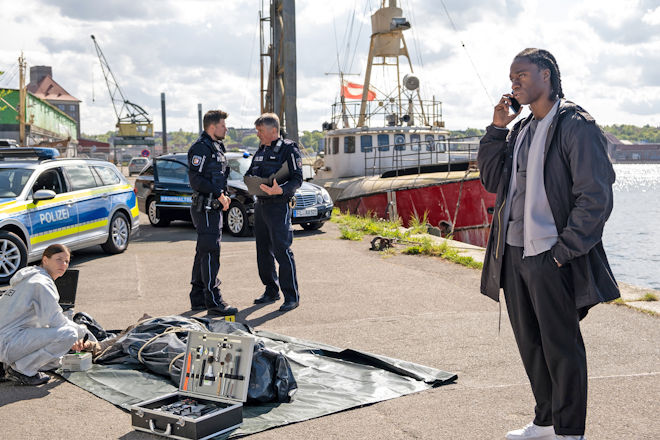 Flensburg-Krimi "Der Fall Lorenz": Ein Toter wird im Flensburger Hafen gefunden – Tony Haller (Eugene Boateng) nimmt die Ermittlungen auf.