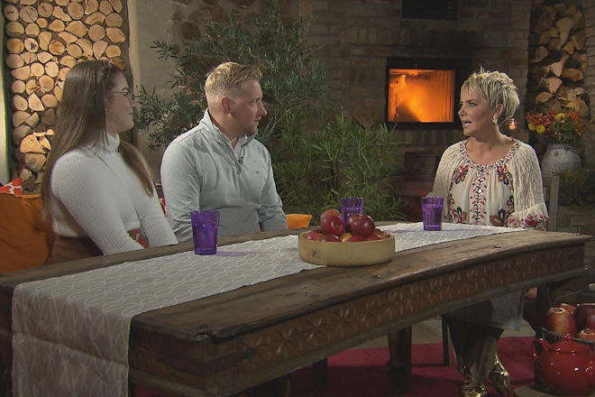 Heute (23.12.2025) bei "Bauer sucht Frau": Jennifer (l.) und Daniel (M.) erkl&auml;ren Inka Bause (r.), warum es nicht geklappt hat.
