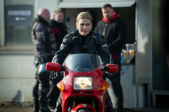 Samstagskrimi "Helen Dorn - Adrenalin": In ihrem riskanten Undercover-Einsatz "Adrenalin" taucht Helen Dorn (Anna Loos) als Ex-Stuntfahrerin in die rasante Welt der Motorrad-Gangs ein.