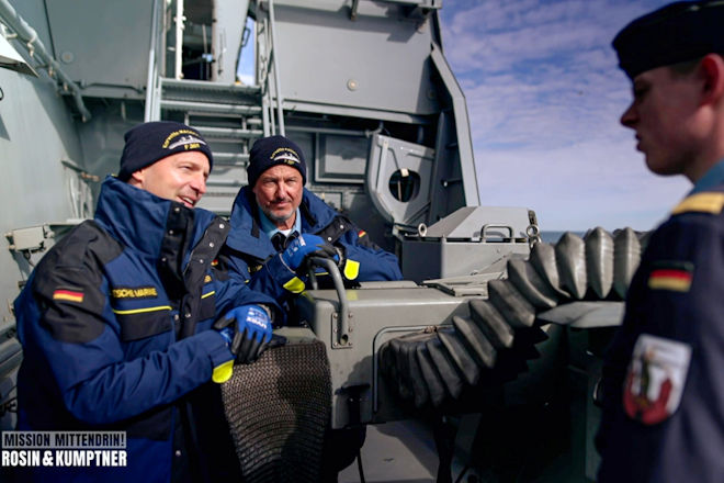 Angetreten, meine Herren! Auf dem Marineschiff und im Stripclub. "Rosin & Kumptner: Mission Mittendrin!" startet heute (04.12.2025) bei Kabel Eins.