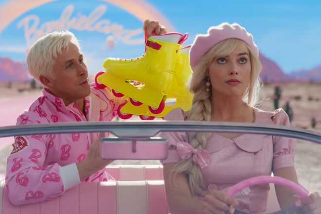 Ken (Ryan Gosling) und Barbie (Margot Robbie) sind in der farbenfrohen und scheinbar perfekten Welt von Barbie-Land &uuml;bergl&uuml;cklich.