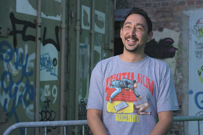 Eko Fresh kommt in der Doku Leider geil! – 40 Jahre deutscher Hip-Hop als einer der prägenden Künstler der deutschen Hip-Hop-Szene zu Wort und reflektiert über die Entwicklung des Genres.