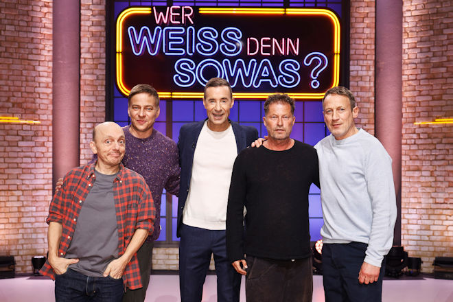 Moderator Kai Pflaume (M.) und seine Rateteam-Kapitäne Bernhard Hoëcker (l.) und Wotan Wilke Möhring (r.) begrüßen heute (04.03.2026) bei "Wer weiß denn sowas?" den Schauspieler Tom Wlaschiha (2.v.l.) sowie den Schauspieler und Filmemacher Til Schweiger (2.v.r.).