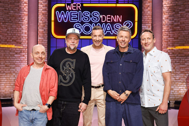 Moderator Kai Pflaume (M.) und seine Rateteam-Kapit&auml;ne Bernhard Ho&euml;cker (l.) und Wotan Wilke M&ouml;hring (r.) begr&uuml;&szlig;en heute (15.05.2026) bei "Wer wei&szlig; denn sowas?" den Rapper, Musiker und Texter Smudo (2.v.l.) sowoie den Hip-Hopper und Musiker Michael &bdquo;Michi&ldquo; Beck (2.v.r.). Beide sind Mitglieder der Hip-Hop-Formation &sbquo;Die Fantastischen Vier&lsquo; (Fanta4).