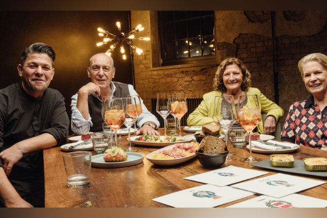 "Kitchen Impossible" mit Tim Mälzer & Gennaro Contaldo vs. Cornelia Poletto & Anna Sgroi läuft heute, am 04.05.2025, um 20.15 Uhr bei VOX.