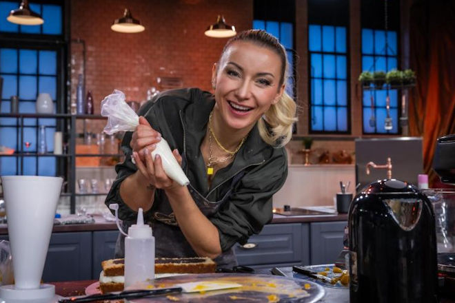 Wie wird sich Anna-Carina Woitschack heute (18.03.2026) beim "gro&szlig;en Promibacken" schlagen?