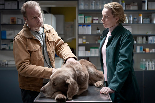 Hauke Jacobs (Hinnerk Schönemann) ist mehr als verwirrt: Seit wann kenn sich Hannah Wagner (Jana Klinge) mit Tiermedizin aus?!