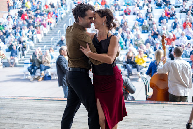 "Nord Nord Mord - Sievers und der letzte Tango": Ina Behrendsen (Julia Brendler, r.) und Hinnerk Feldmann (Oliver Wnuk, l.) harmonieren nicht nur als Ermittlerpaar ganz wunderbar, sondern liefern auch vor viel Publikum eine tolle Tango-Vorstellung ab.
