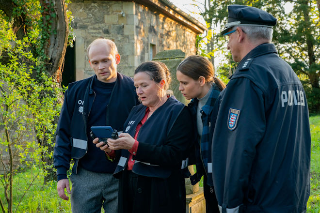 Th&uuml;ringen-Krimi "Tod am Rennsteig - Auge um Auge": an Kawig (Bernhard Conrad), Marion D&ouml;rner (Anne-Kathrin Gummich) und Annett Schuster (Kristin Suckow) untersuchen den Tatort mit einer Drohne.