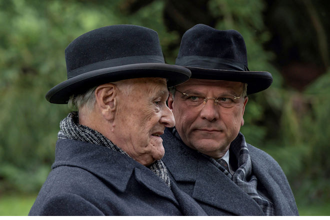 Hans Globke (Bernhard Schütz, re.) ist Konrad Adenauers (Dieter Schaad) engster Mitarbeiter. Der Kanzler hält im Zweifel seine schützende Hand über Globke, auch wenn dieser mutmaßlich an der Judenverfolgung beteiligt war.
