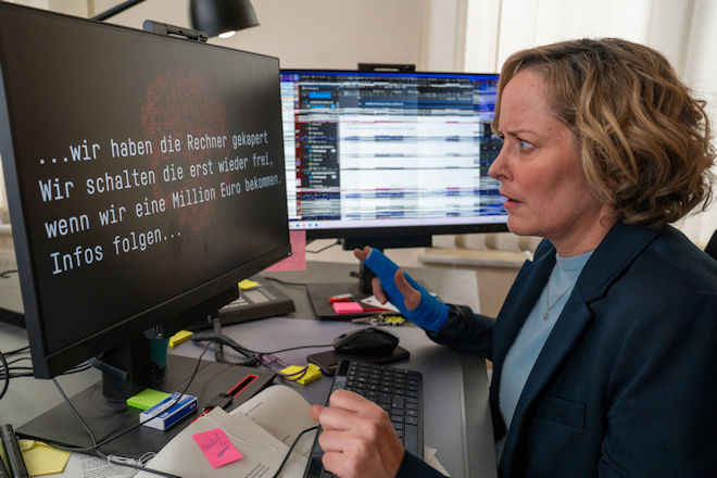 Das Computersystem wurde gehakt: Bürgermeisterin Kristina Lurz (Silke Bodenbender) ist entsetzt.