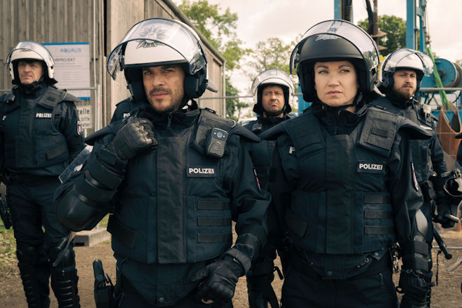 "Sarah Kohr - Bis auf den Grund": Polizeizugf&uuml;hrer Till Ruprecht (Kostja Ullmann, 2.v.l.) und Sarah Kohr (Lisa Maria Potthoff, 2.v.r.) warten auf die Demonstranten - und vielleicht die n&auml;chste Eskalation.