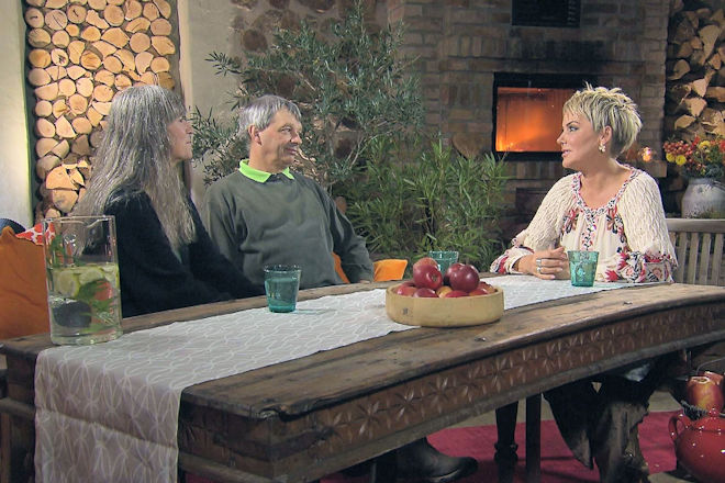 Heute (23.12.2025) bei "Bauer sucht Frau": Katja (l.) und Rinderz&uuml;chter Johann (M.) arbeiten an einer gemeinsamen Zukunft, was Inka Bause (r.) freut.