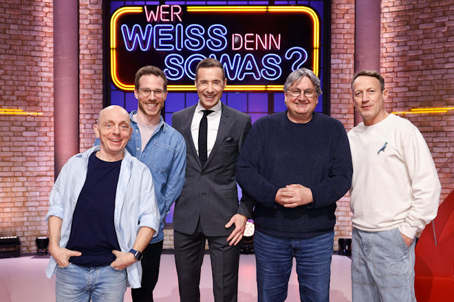 Moderator Kai Pflaume (M.) und seine Rateteam-Kapit&auml;ne Bernhard Ho&euml;cker (l.) und Wotan Wilke M&ouml;hring (r.) begr&uuml;&szlig;en heute (21.04.2026) bei "Wer wei&szlig; denn sowas?" den Fernsehmoderator, Reisejournalist und Autor Christoph Karrasch (2.v.l.) sowie den Filmemacher und Reisereporter Thomas Junker (2.v.r.).