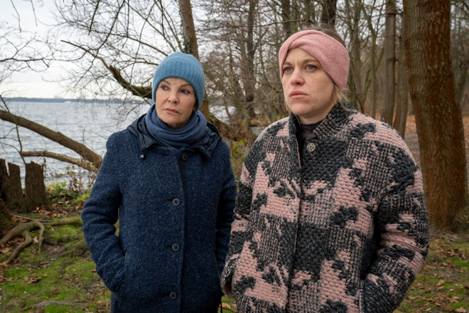 Karin Lossow (Katrin Sass) will verstehen, was Mandy (Anne Haug) belastet.