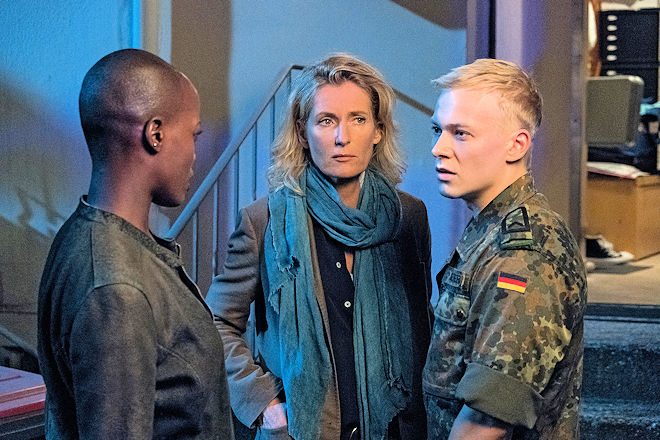F&uuml;hrt die Spur im Tatort "Krieg im Kopf zur Bundeswehr? Anais (Florence Kasumba) und Charlotte (Maria Furtw&auml;ngler) befragen Josch (Julius Nitschkoff).