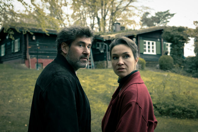 Georg König (Stephan Szász) und Katharina Tempel (Franziska Hartmann) stoßen auf ein einsames Haus, in dem ein weiteres Opfer lebt.