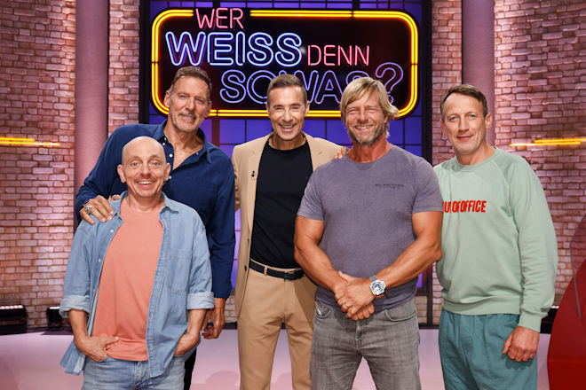 Moderator Kai Pflaume (M.) und seine Rateteam-Kapitäne Bernhard Hoëcker (l.) und Wotan Wilke Möhring (r.) begrüßen heute (19.11.2025) bei "Wer weiß denn sowas?" den Schauspieler und ehemaligen Bodybuilder Ralf Moeller (2.v.l.) und Schauspieler Henning Baum (2.v.r.).
