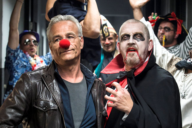 K&ouml;ln-Tatort "Tanzmariechen": Auch im Pr&auml;sidium wird Karneval gefeiert: Kommissar Freddy Schenk (Dietmar B&auml;r, r) geht als Vampir, w&auml;hrend sein Kollege Max Ballauf (Klaus J. Behrendt, l) nur widerwillig die Pappnase tr&auml;gt.