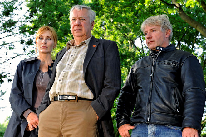 Frankfurt-Tatort "Weil sie b&ouml;se sind": Die Kommissare Charlotte S&auml;nger (Andrea Sawatzki) und Fritz Dellwo (J&ouml;rg Sch&uuml;ttauf, rechts) mit ihrem Chef Rudi Fromm (Peter Lerchbaumer) beim Leichenfundort.