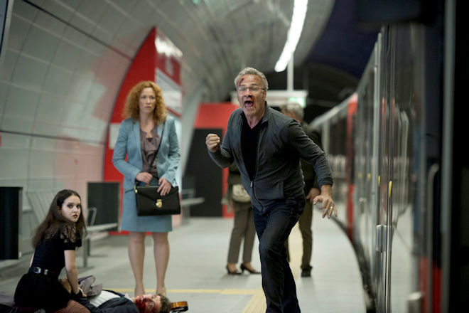 Die Täter flüchten: Gerade selbst von der U-Bahn überrollt, schafft es Kommissar Max Ballauf (Klaus J. Behrendt) nicht, diejenigen aufzuhalten, die ihn aufs Gleisbett gestoßen haben.