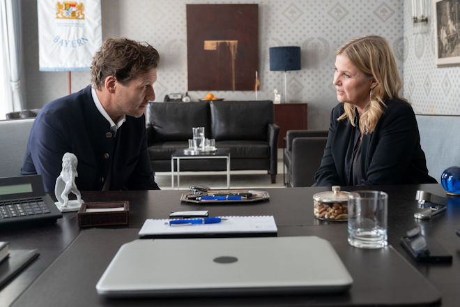 ZDF Freitagskrimi "Blutschuld" aus der Reihe "Die Chefin": Der sympathische Staatssekret&auml;r Thomas Faber (Thomas Unger, l.) hat auffallendes Interesse daran, dass der Fall als gel&ouml;st gilt und schnell zu den Akten gelegt wird. Vera Lanz (Katharina B&ouml;hm, r.) fragt sich, ob mehr dahinter steckt.